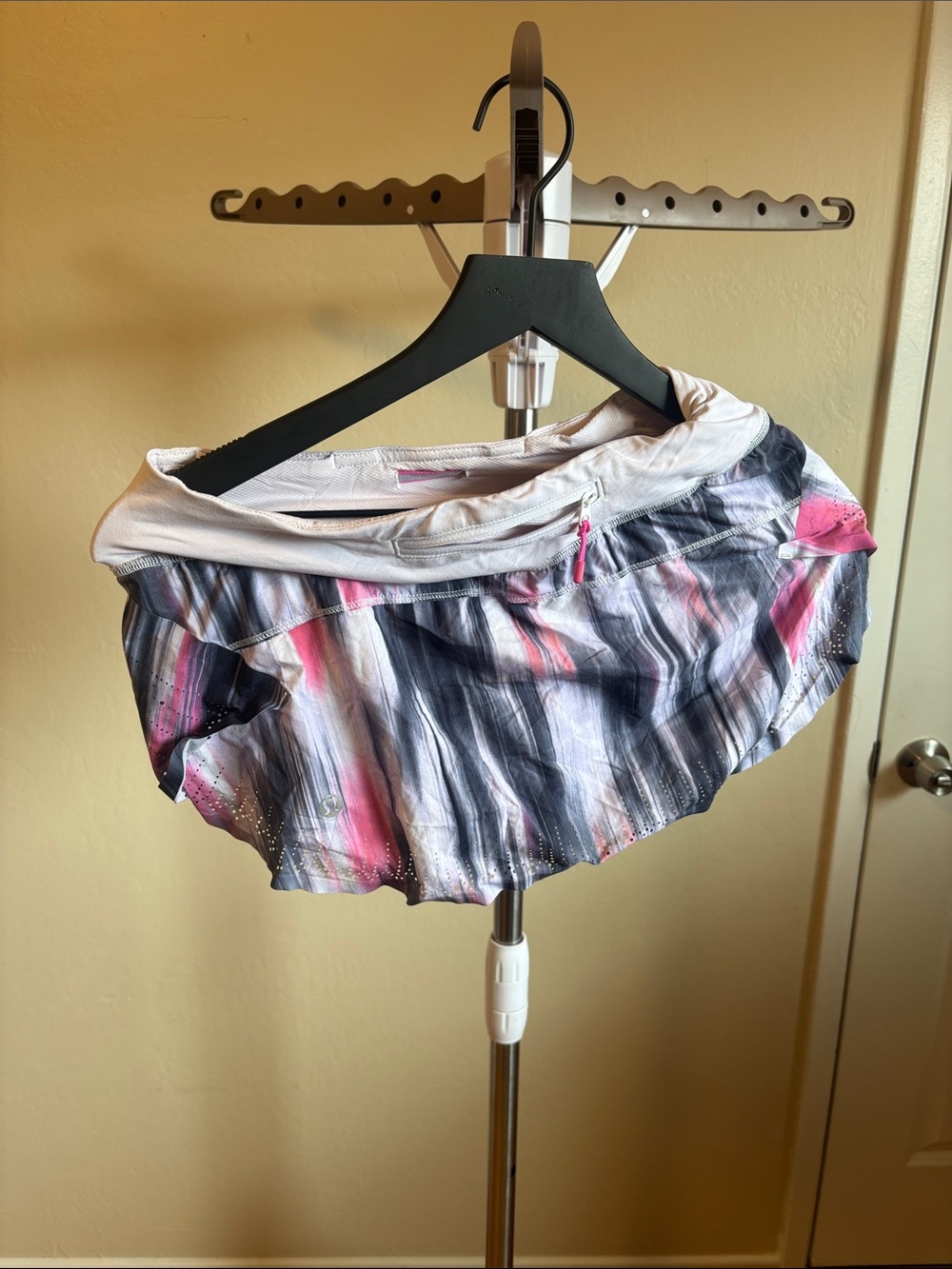 Lululemon running skirt size 2 never worn wrinkled